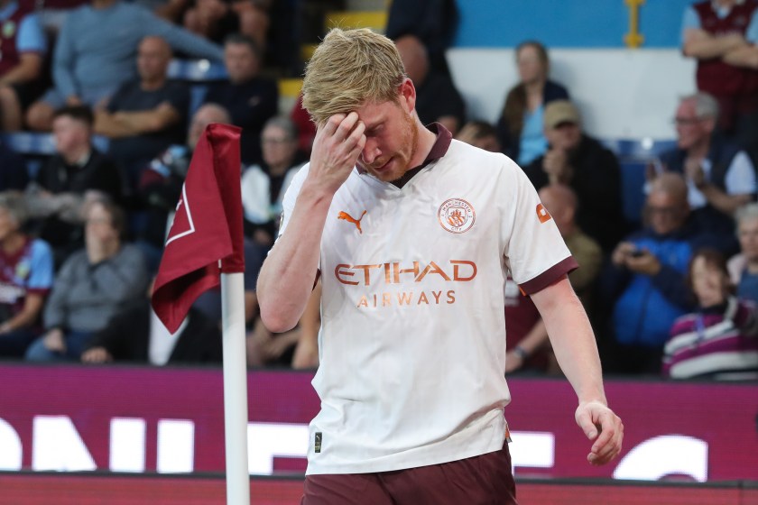 BURNLEY, ENGLAND - AUGUST 11: Kevin De Bruyne of Manchester City leaves the pitch with an injury during the Premier League match between Burnley FC and Manchester City at Turf Moor on August 11, 2023 in Burnley, England. 