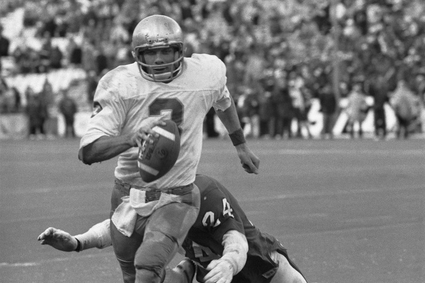 Joe Montana runs with the ball during a Notre Dame game.