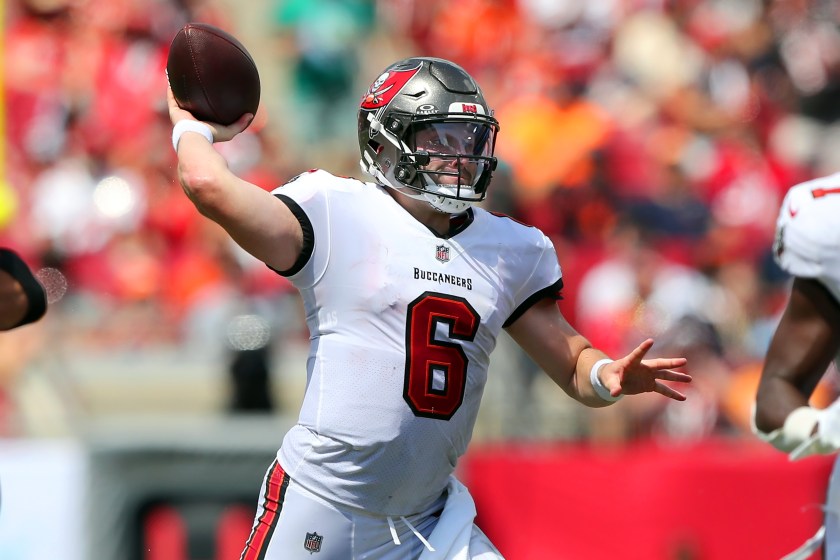 Baker Mayfield throws a pass for the Bucs.