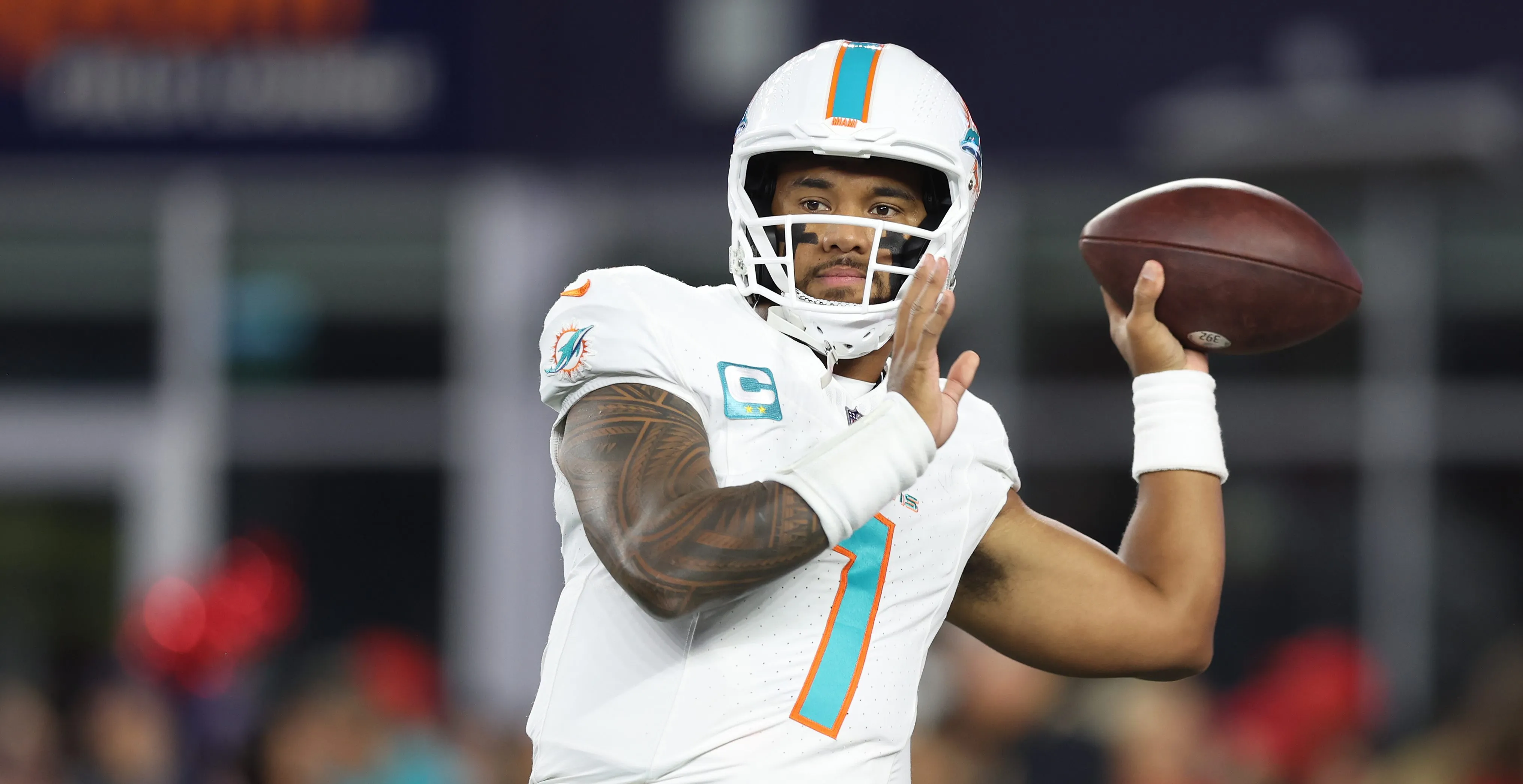 Quarterback Dan Marino of the Miami Dolphins sets up to throw a pass  News Photo - Getty Images