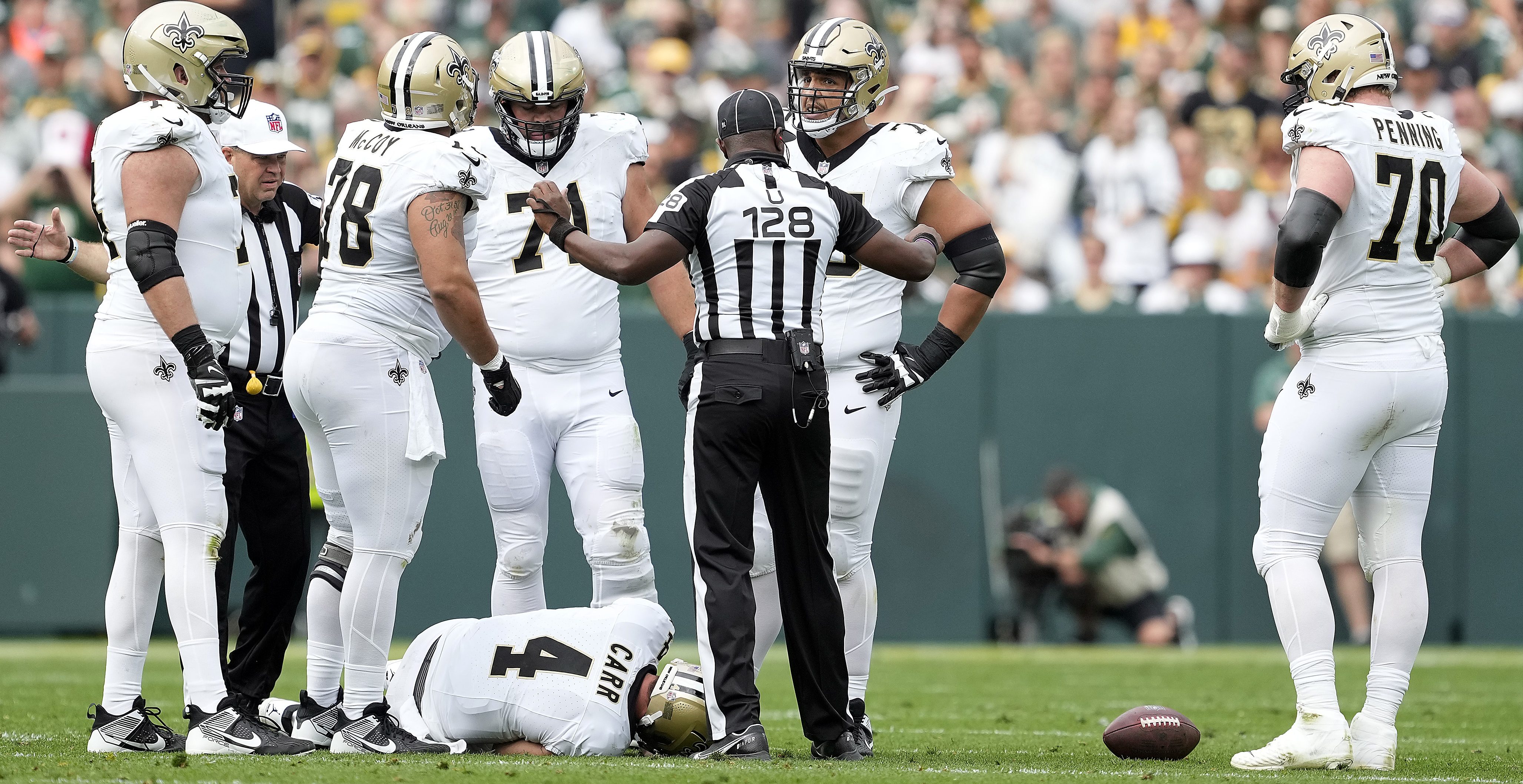 Saints QB Derek Carr injures shoulder vs. Packers