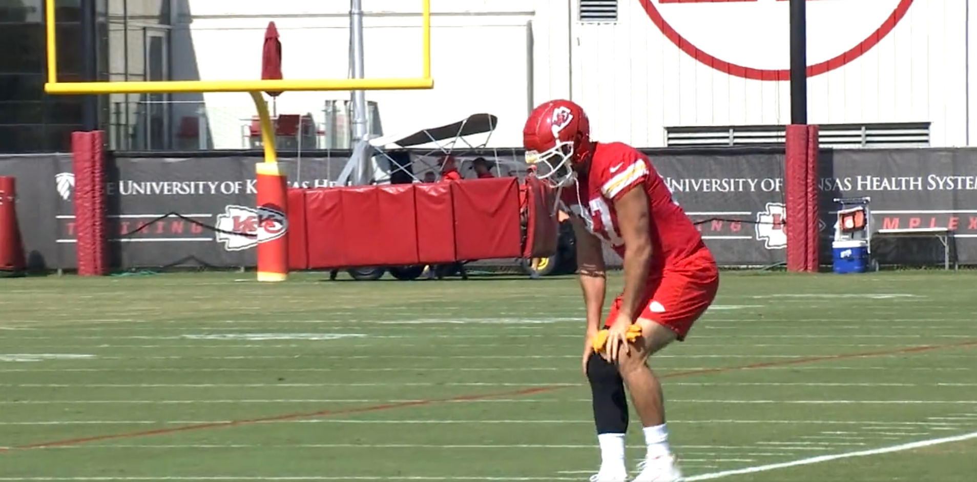 Chiefs' Kelce hyperextends knee in practice