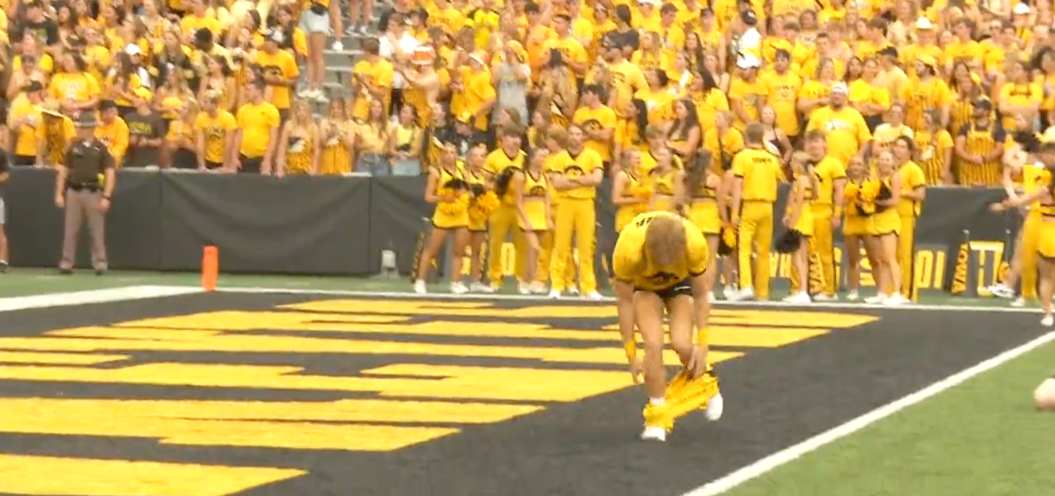 Iowa cheerleader loses pants.