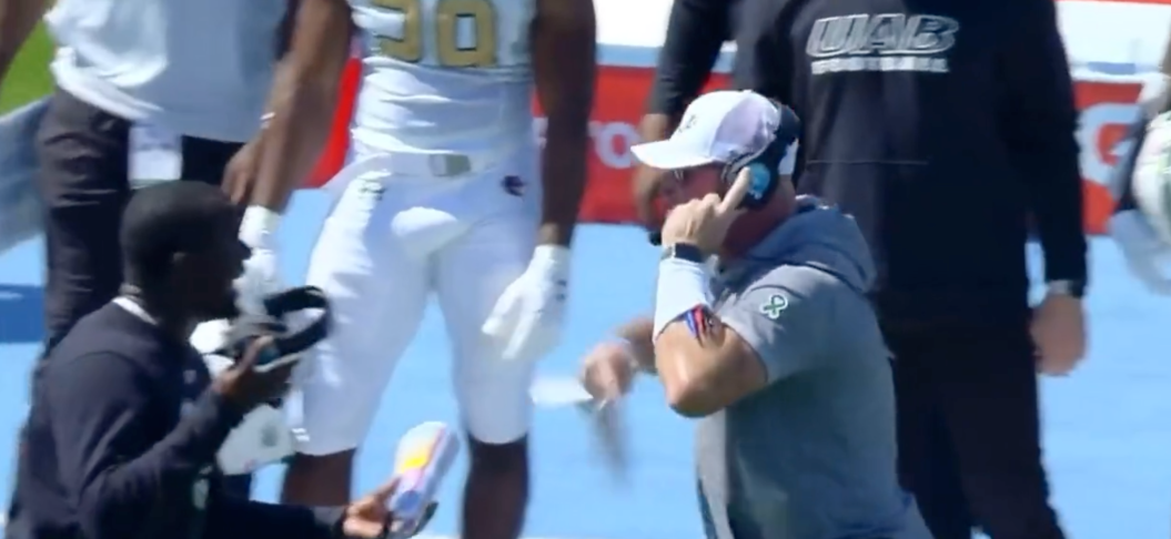 Trent Dilfer shouts at coach on sideline