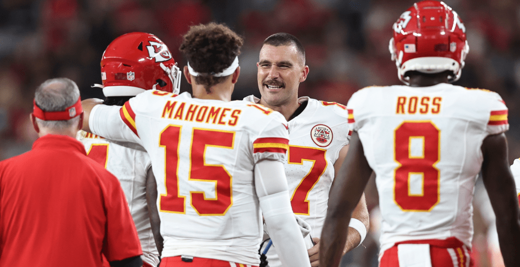 Star Chiefs TE Travis Kelce hyperextends knee, status against Lions  uncertain 