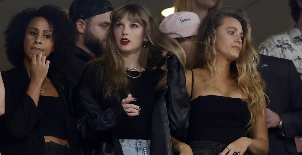 EAST RUTHERFORD, NEW JERSEY - OCTOBER 01: (NEW YORK DAILIES OUT) Singer Taylor Swift (C) attends a game between the New York Jets and the Kansas City Chiefs at MetLife Stadium on October 01, 2023 in East Rutherford, New Jersey. The Chiefs defeated the Jets 23-20.