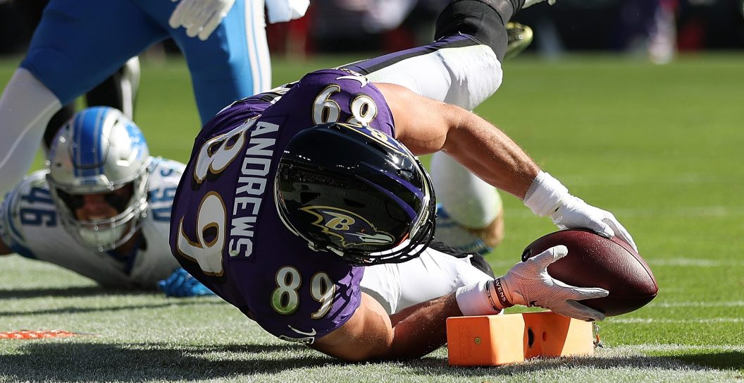Mark Andrews #89 of the Baltimore Ravens scores a touchdown