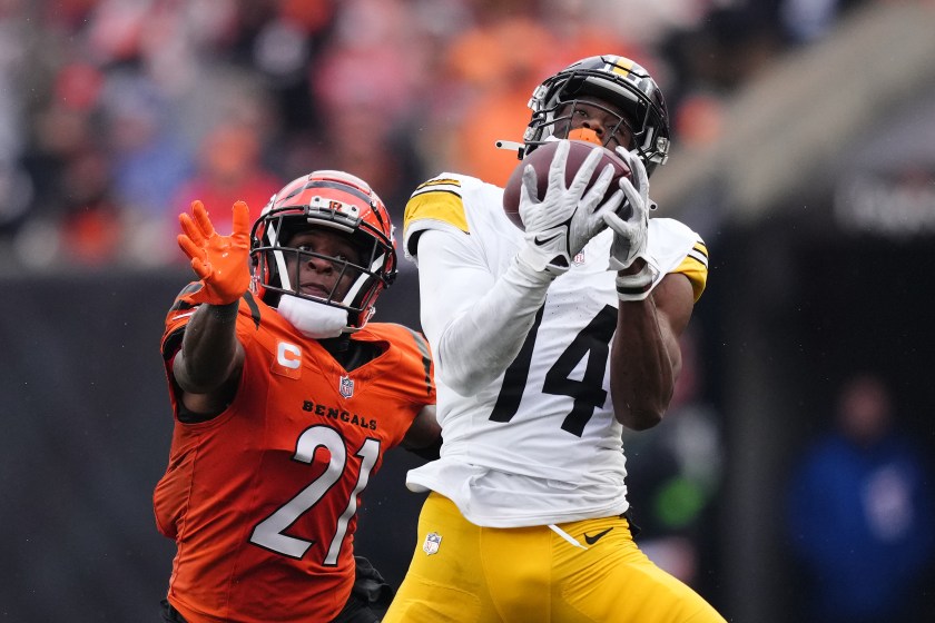 CINCINNATI, OHIO - NOVEMBER 26: George Pickens #14 of the Pittsburgh Steelers catches a pass in front of Mike Hilton #21 of the Cincinnati Bengals during the fourth quarter at Paycor Stadium on November 26, 2023 in Cincinnati, Ohio. 