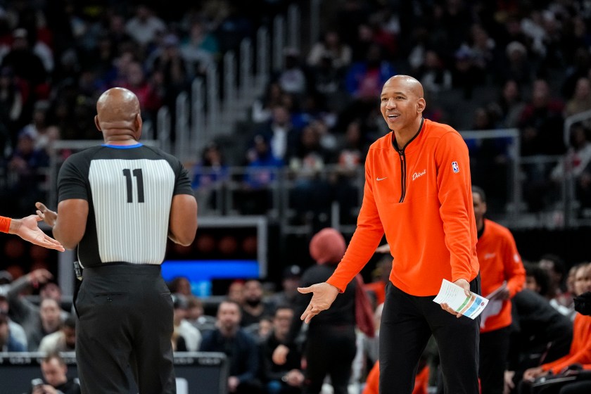 Monty Williams compains to the ref.