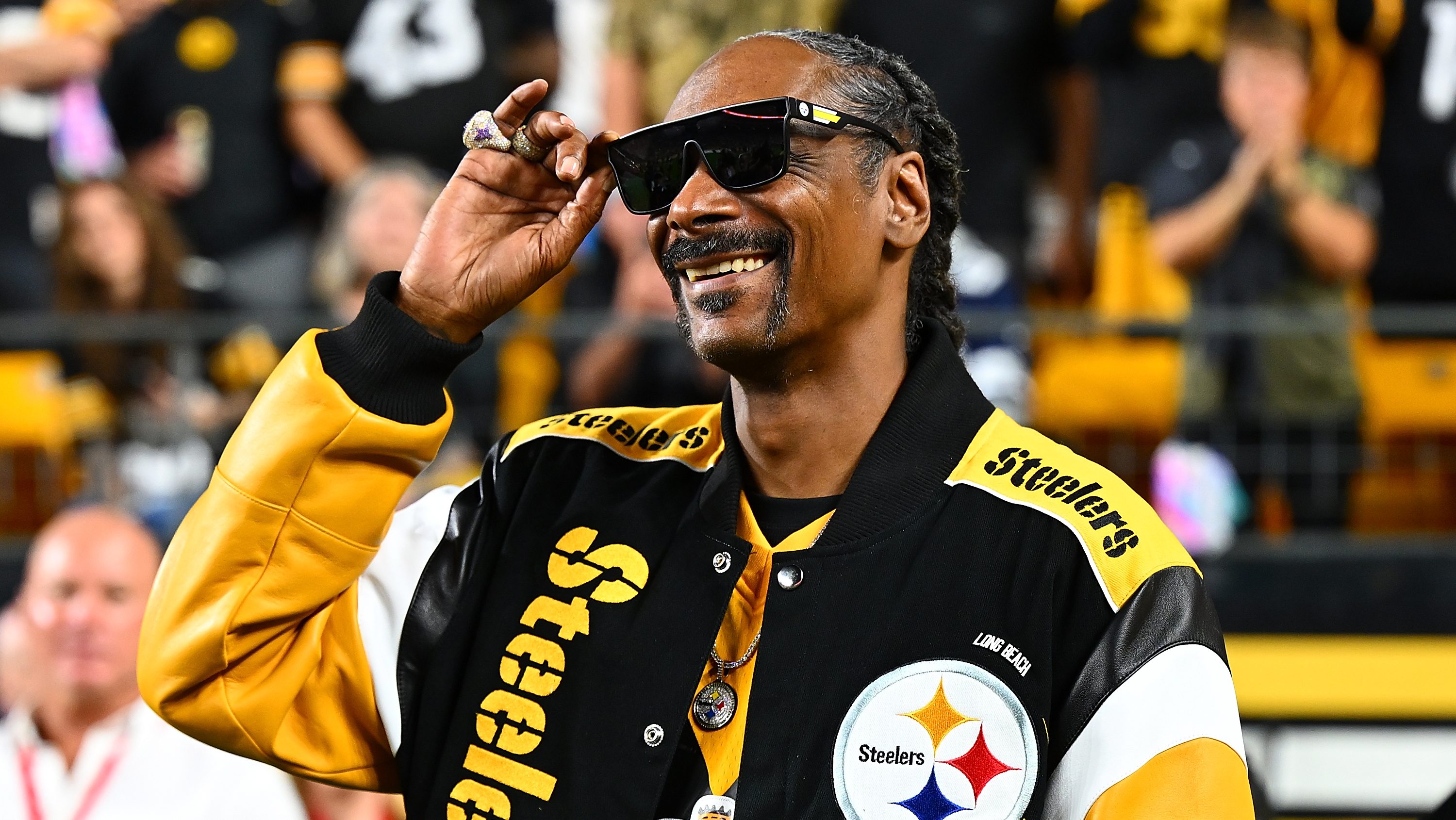 Snoop Dogg partners with NFL to host awards show FanBuzz