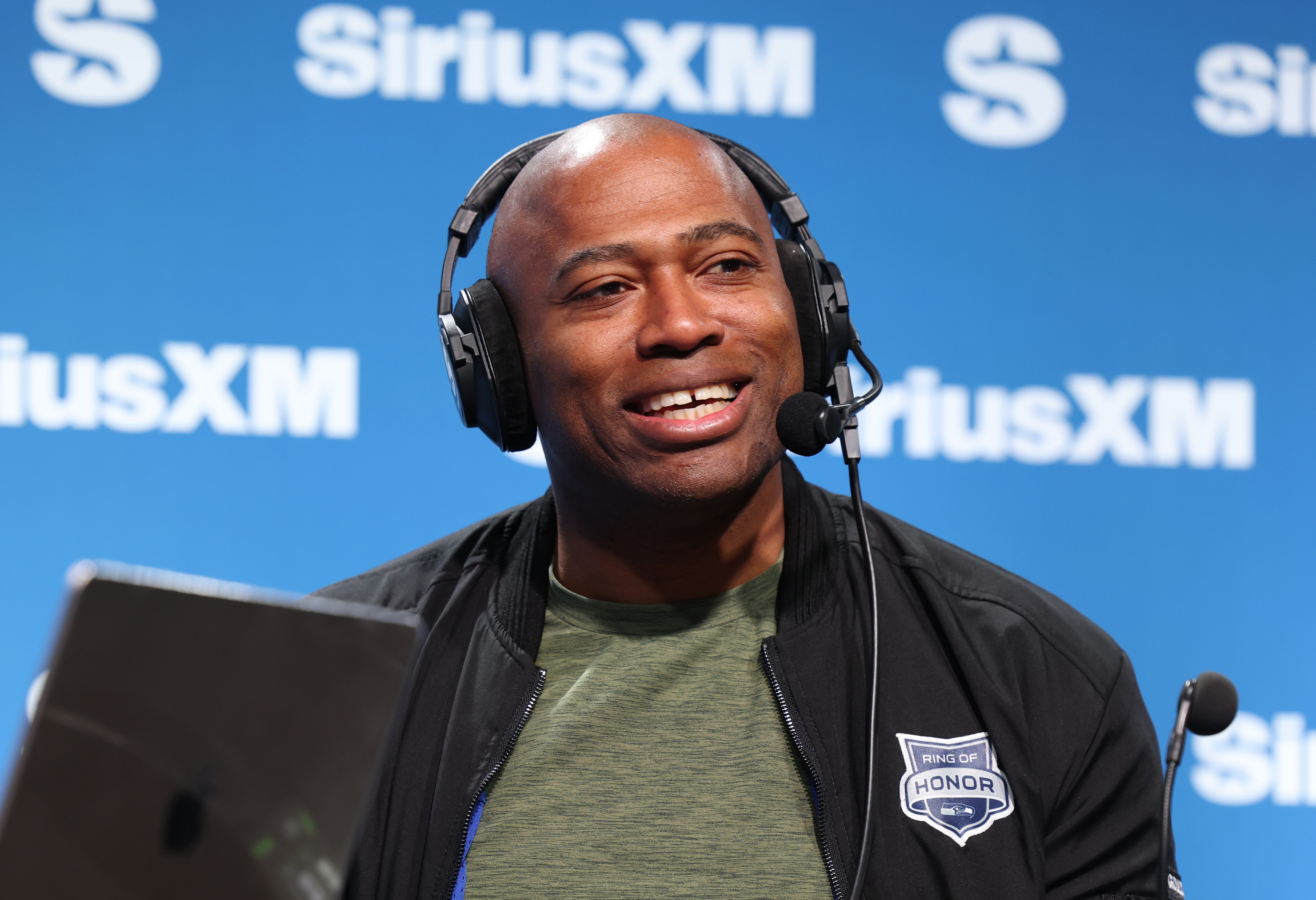 Former Seahawks star Shaun Alexander says he and wife expecting 14th child