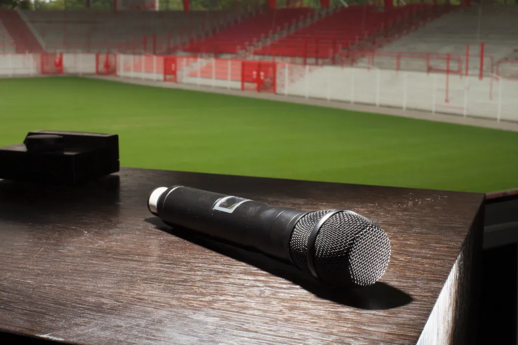 Clarke Hansen, sports microphone
