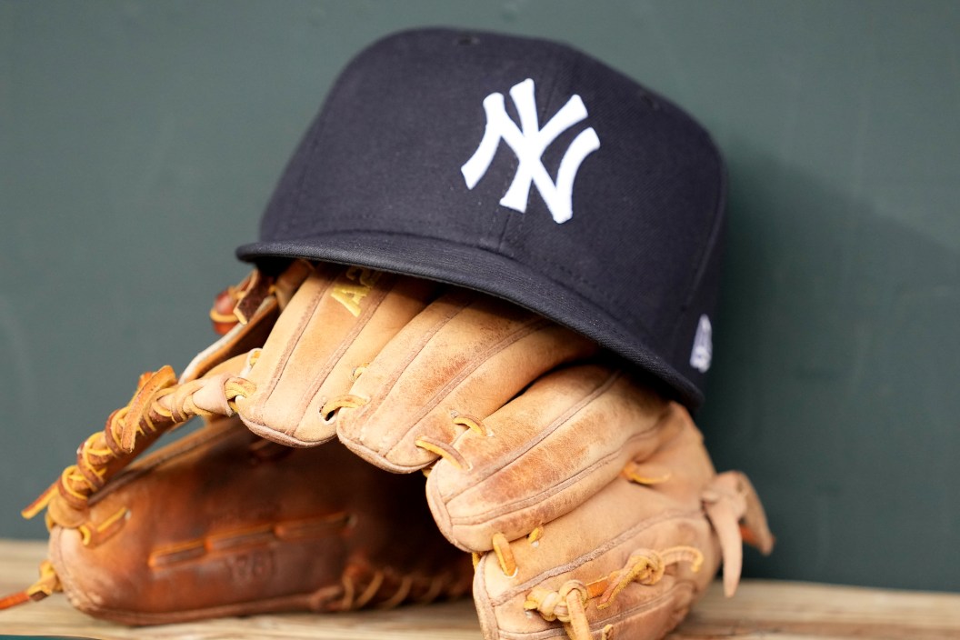 Yankees, hat, glove